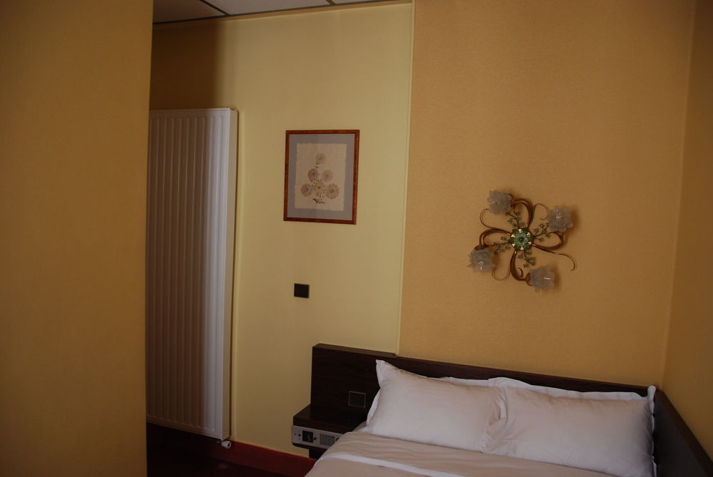 Courcelles Mederic Hotel ปารีส ภายนอก รูปภาพ