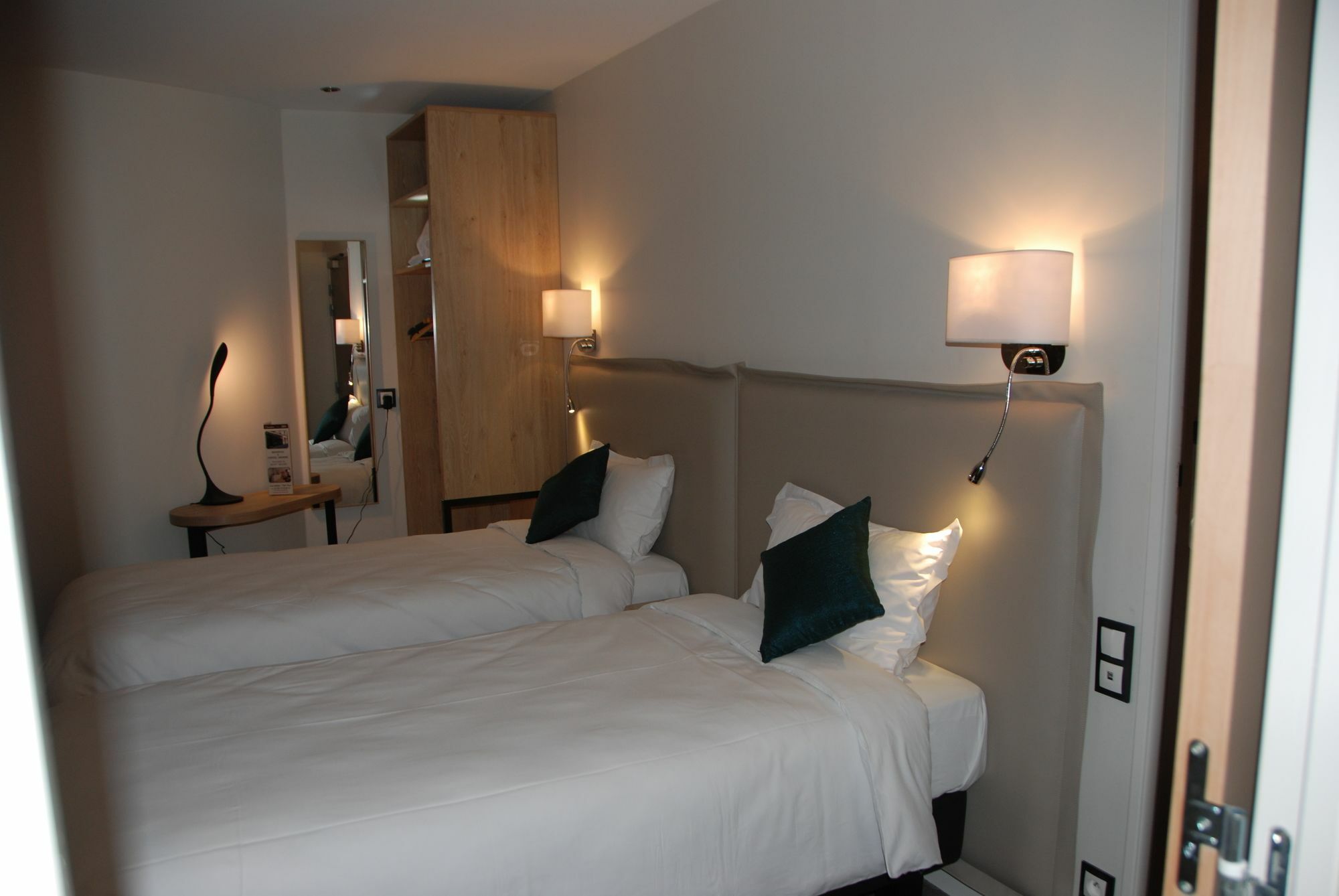 Courcelles Mederic Hotel ปารีส ภายนอก รูปภาพ
